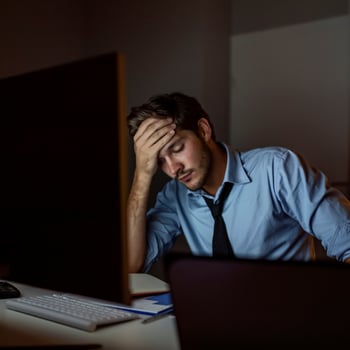 Gestreste man achter computer
