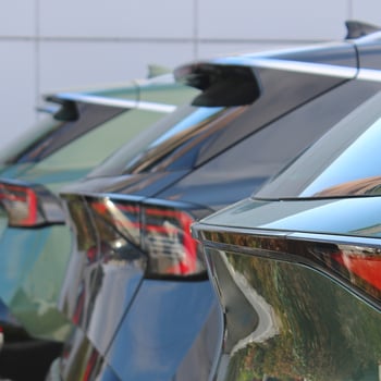 Drie bedrijfsauto's op een rij.