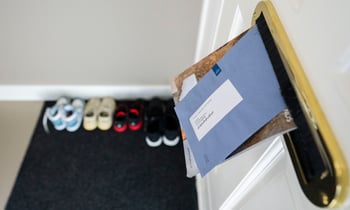 Blauwe envelop van de Belastingdienst komt door de brievenbus