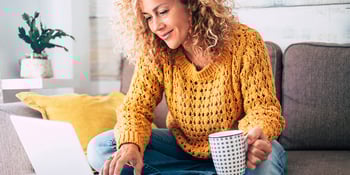 Vrouw met kop koffie
