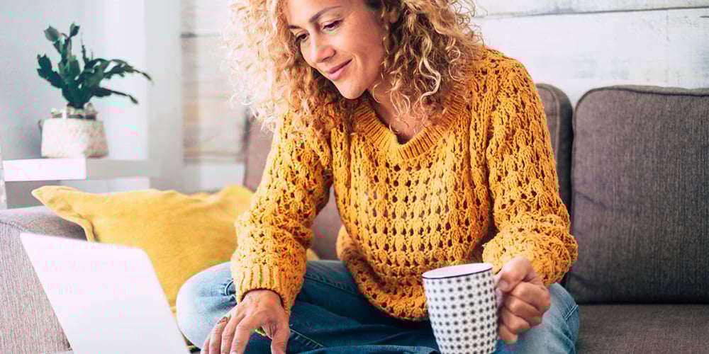 Vrouw met kop koffie