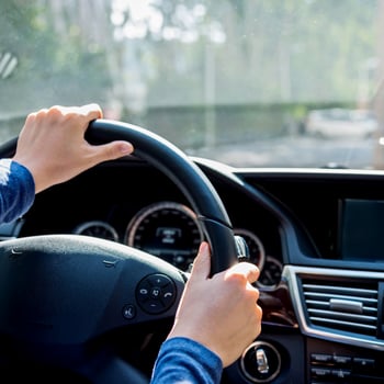 Iemand achter het stuur van een auto