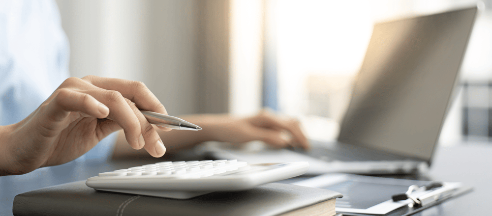 Sibbing | close up van hand met pen en laptop