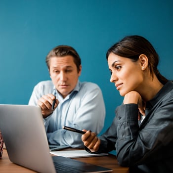 Twee mensen achter laptop